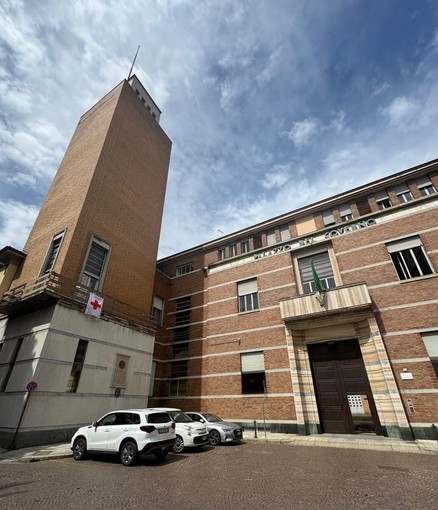 Pavia, consegnata in prefettura la bandiera storica della Croce Rossa Italiana