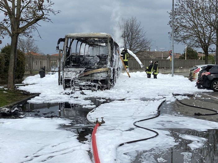 Sannazzaro: pulmino in fiamme vicino alla stazione, illesi i passeggeri
