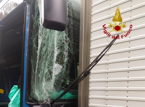 Schianto sulla Paullese a San Donato. Autobus tampona un camion: dieci persone al pronto soccorso