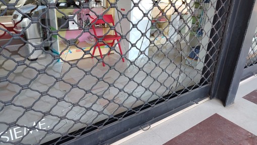 Vigevano: vandalizzato un negozio in via Decembrio