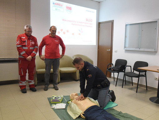 Vigevano: consegnato un defibrillatore al commissariato di polizia di Stato