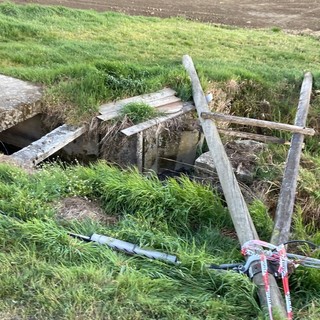 Pieve del Cairo: il vento abbatte un palo della Telecom, in azione i Vigili del fuoco