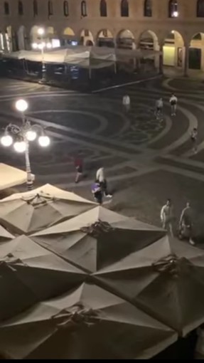 Vigevano, atti di teppismo nella notte in Piazza Ducale: vandalizzati i dehors di alcuni locali