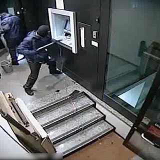 Smantellata dai Carabinieri associazione che faceva saltare in aria i bancomat con l'esplosivo. Dieci arresti in Italia e Spagna Smantellata dai Carabinieri associazione che faceva saltare in aria i bancomat con l'esplosivo. Dieci arresti in Italia e Spagna