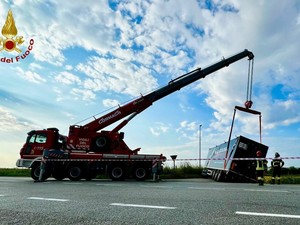 Trecate, camion fuori strada sulla Statale 11: resta in bilico sui campi Trecate, camion fuori strada sulla Statale 11: resta in bilico sui campi