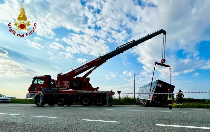 Trecate, camion fuori strada sulla Statale 11: resta in bilico sui campi Trecate, camion fuori strada sulla Statale 11: resta in bilico sui campi
