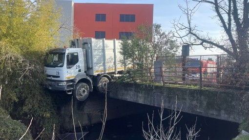 Paura a Castellanza: camion in bilico sul ponte