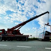 Trecate, camion fuori strada sulla Statale 11: resta in bilico sui campi