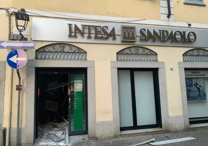 Boato nella notte a Corbetta: malviventi fanno saltare il bancomat della Banca Intesa