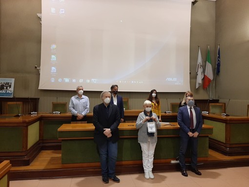 Il Rotary Club Mede Vigevano e l'amministrazione comunale ricordano insieme le vittime del Covid-19 Il Rotary Club Mede Vigevano e l'amministrazione comunale ricordano insieme le vittime del Covid-19