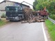 Robecco: camion perde il carico di legna e blocca la strada a Cascinazza