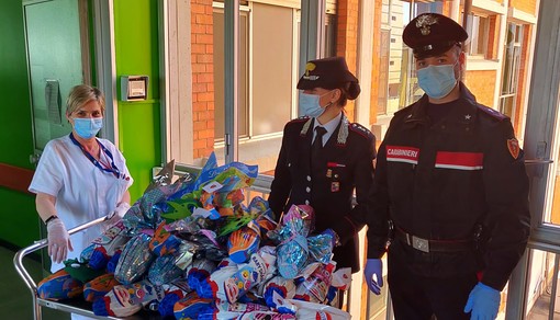 Pavia: i Carabinieri hanno donato delle uova di Pasqua ai bambini del reparto pediatrico