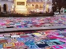 (FOTO) Novara: piazza Martiri tappezzata di coperte colorate per la lotta contro la violenza sulle donne