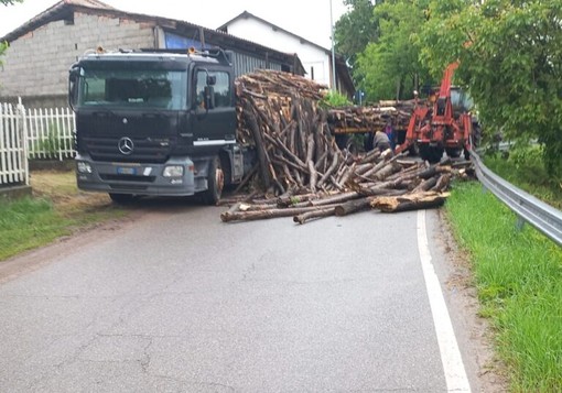 Robecco: camion perde il carico di legna e blocca la strada a Cascinazza