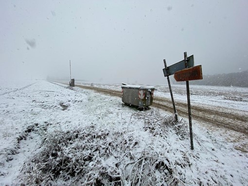 La strada imbiancata dalla neve che conduce a Cascina Cantalupa luogo della tragedia
