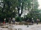 Pioggia battente su Magenta, volontari di Protezione Civile prosciugano le pozze d’acqua attorno alla statua di Mac Mahon