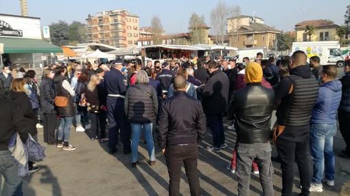- FOTONOTIZIA - Vigevano: la protesta degli ambulanti in piazza Calzolaio d'Italia