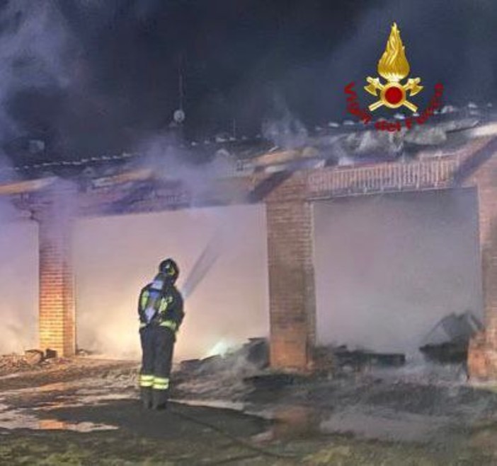 Dorno: incendio in un box di viale Libertà, sul posto due squadre di Vigili del fuoco