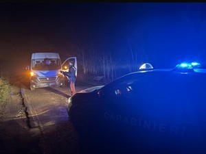 Pavese: inseguimento dei carabinieri nella notte, i ladri fuggono con due veicoli rubati