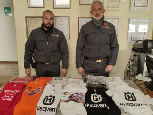 Ottobiano: sequestrate 240 maglie da motocross contraffatte agli internazionali d'Italia