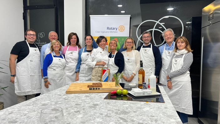 “La Cucina del Cuore”, il ciclo di corsi di cucina amatoriale organizzato dal Rotary Club Vigevano Mortara insieme alla chef Rubina Rovini, ha preso il via con una serata sold out