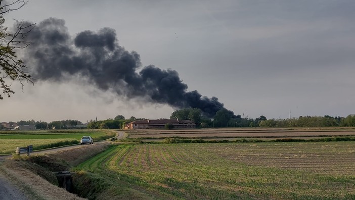 Incendio Ilga Gomme, Arpa: "I dati rilevati sono rassicuranti". Il comune toglie il divieto di consumare frutta e ortaggi coltivati nella zona