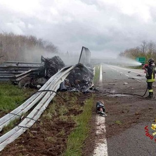 FOTO. Ferrari in fiamme dopo incidente nel Vercellese: due morti carbonizzati