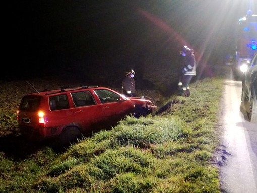 Gambarana: escono di strada con l'auto sulla provinciale, lievemente feriti due giovani