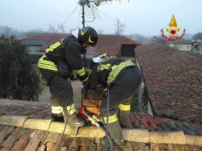 Pavia: in fiamme una canna fumaria in via Torre del Gallo