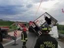 Autoarticolato si ribalta sulla A26 a Ghemme