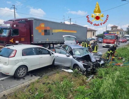 Casteggio: scontro tra auto e mezzo pesante, tre feriti, uno in condizioni gravissime