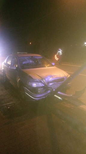 Mortara: auto finisce contro un lampione in strada Milanese, soccorsa una 54enne