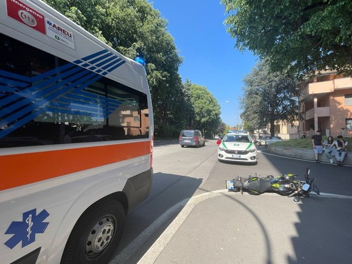 Magenta: scontro tra moto e auto della scuola guida davanti all’hotel Excelsior, ragazzo al pronto soccorso in codice verde
