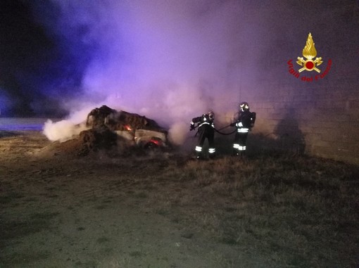Pavese: auto in fiamme a Torre de' Negri, le fiamme contenute da un operaio