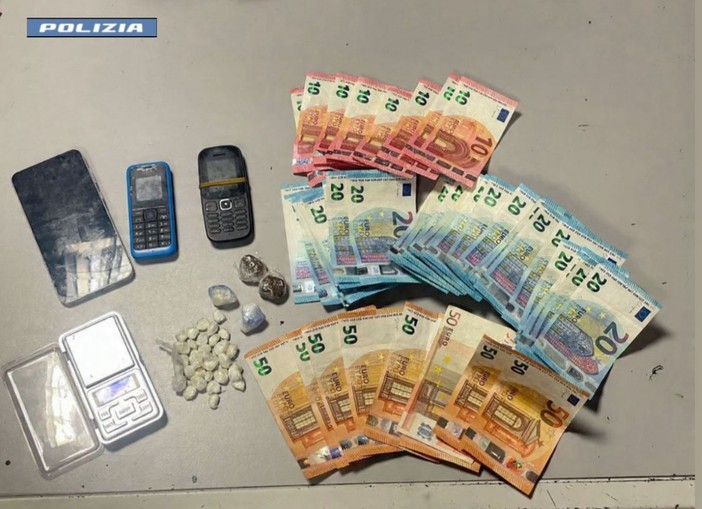 Tenta la fuga durante un controllo della Polizia di Stato: arrestato 24enne trovato in possesso di cocaina e hashish Tenta la fuga durante un controllo della Polizia di Stato: arrestato 24enne trovato in possesso di cocaina e hashish