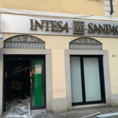 Boato nella notte a Corbetta: malviventi fanno saltare il bancomat della Banca Intesa