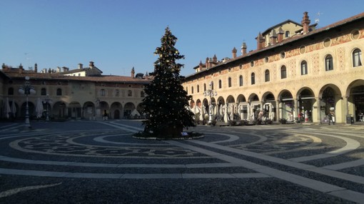 - FOTONOTIZIA - Vigevano: in piazza Ducale è arrivato l'Albero di Natale