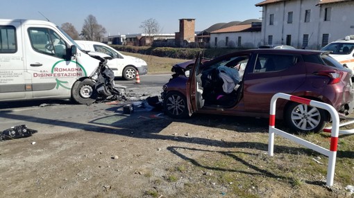 Vigevano: scontro frontale tra auto e furgone in corso Novara, muore donna 43enne
