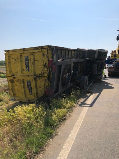 Candia: si ribalta con il camion sulla provinciale 21, illeso il conducente