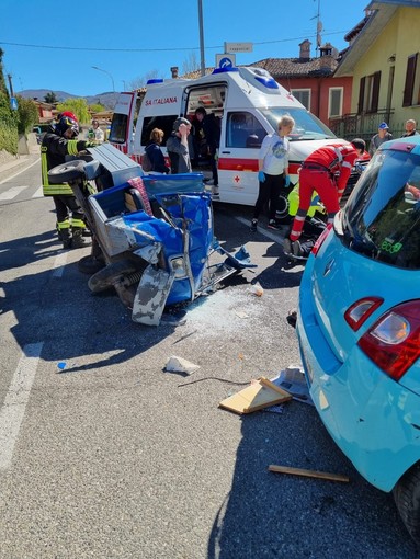 Varzi: scontro tra Apecar e auto in via Cappuccini, gravi due anziani