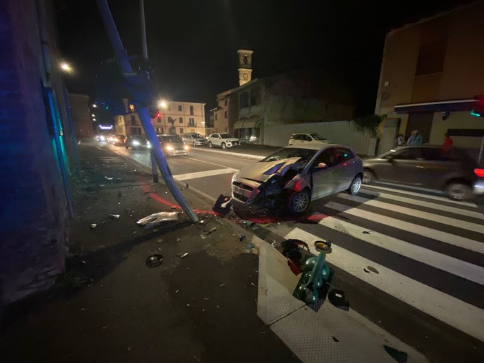 Pieve Albignola: si schiantano in auto contro il semaforo, ferite 3 persone