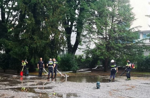 Pioggia battente su Magenta, volontari di Protezione Civile prosciugano le pozze d’acqua attorno alla statua di Mac Mahon