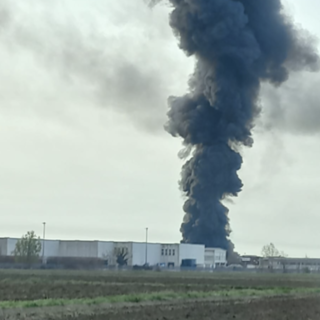 Spaventoso incendio all'azienda di vernici Kemi di Novara: altissime le colonne di fumo visibili anche in Lomellina