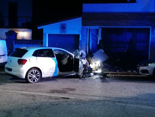 - (FOTO) - Valle Lomellina: si schiantano in auto contro un muro, gravemente feriti due ragazzi