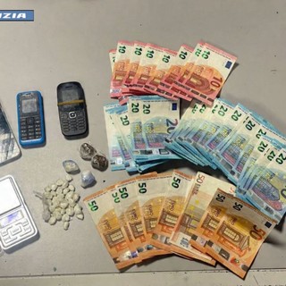 Tenta la fuga durante un controllo della Polizia di Stato: arrestato 24enne trovato in possesso di cocaina e hashish