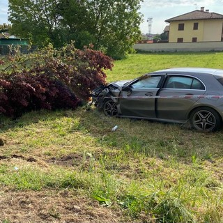 Mede: auto si schianta contro un albero e poi si ribalta, ferito giovane di 27 anni