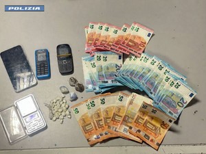 Tenta la fuga durante un controllo della Polizia di Stato: arrestato 24enne trovato in possesso di cocaina e hashish Tenta la fuga durante un controllo della Polizia di Stato: arrestato 24enne trovato in possesso di cocaina e hashish