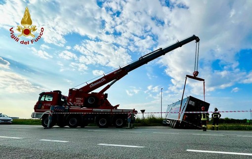 Trecate, camion fuori strada sulla Statale 11: resta in bilico sui campi Trecate, camion fuori strada sulla Statale 11: resta in bilico sui campi