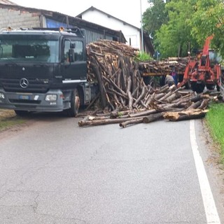 Robecco: camion perde il carico di legna e blocca la strada a Cascinazza