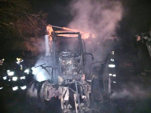 Ottobiano: incendio alla cascina Volpina, tre mezzi agricoli divorati dalle fiamme